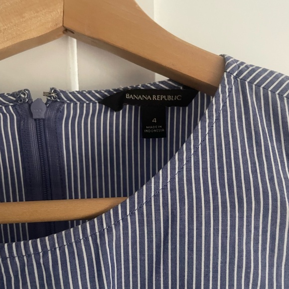 Banana Republic blue and white striped sleeveless blouse, size 4 - Picture 3 of 5